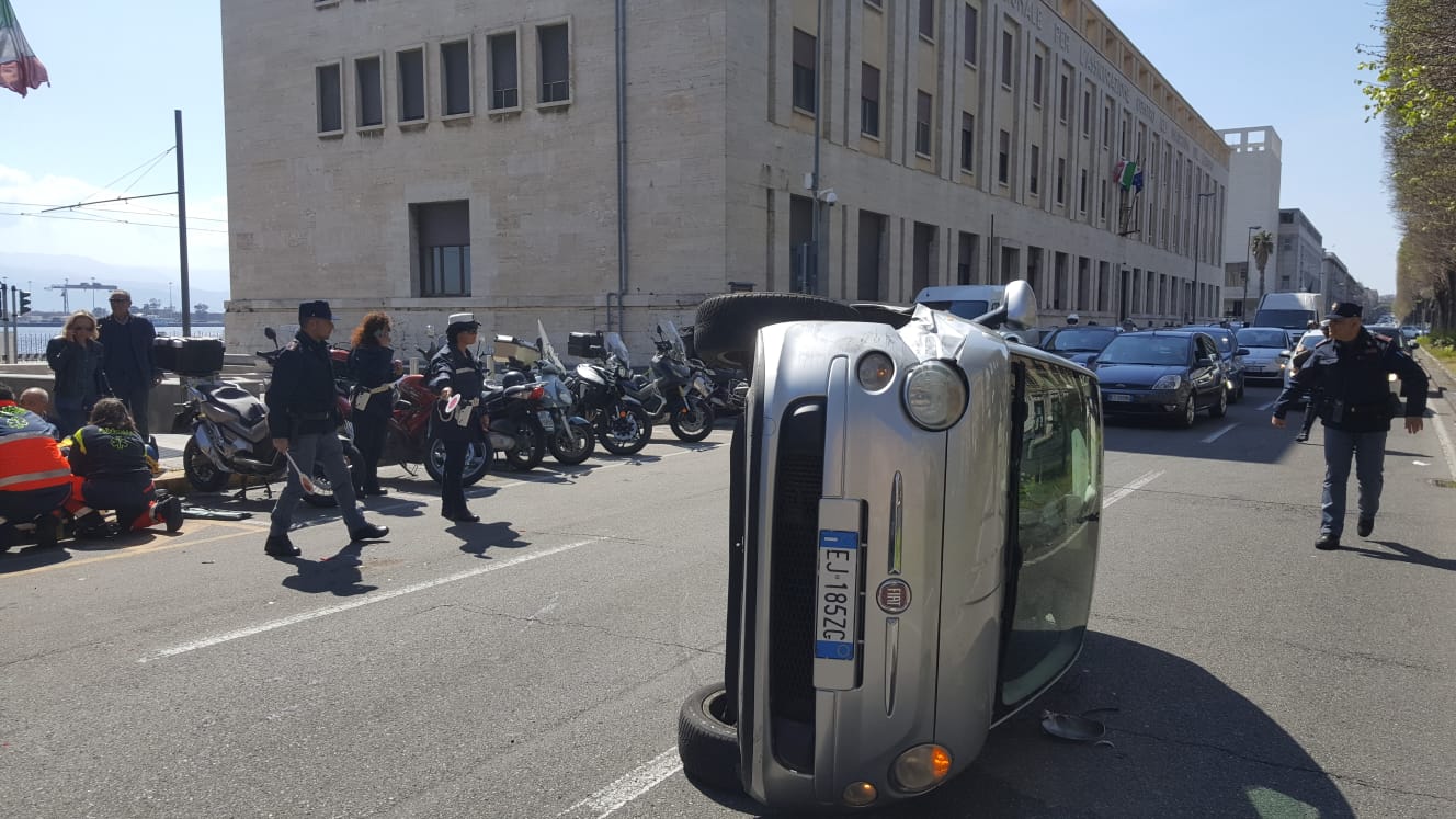 Tampona auto e si ribalta: spettacolare incidente in via Garibaldi