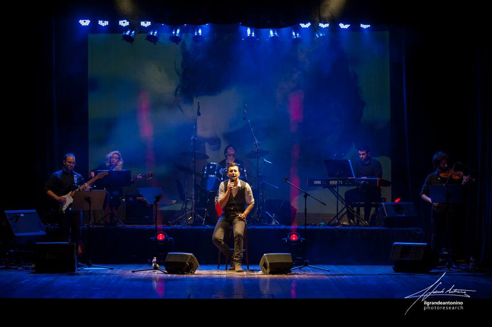 quiNteatro: la V° edizione si chiude tra lunghi scrosci di applausi e grandi emozioni per lo spettacolo CantoAutori. Protagonista Luigi Restivo