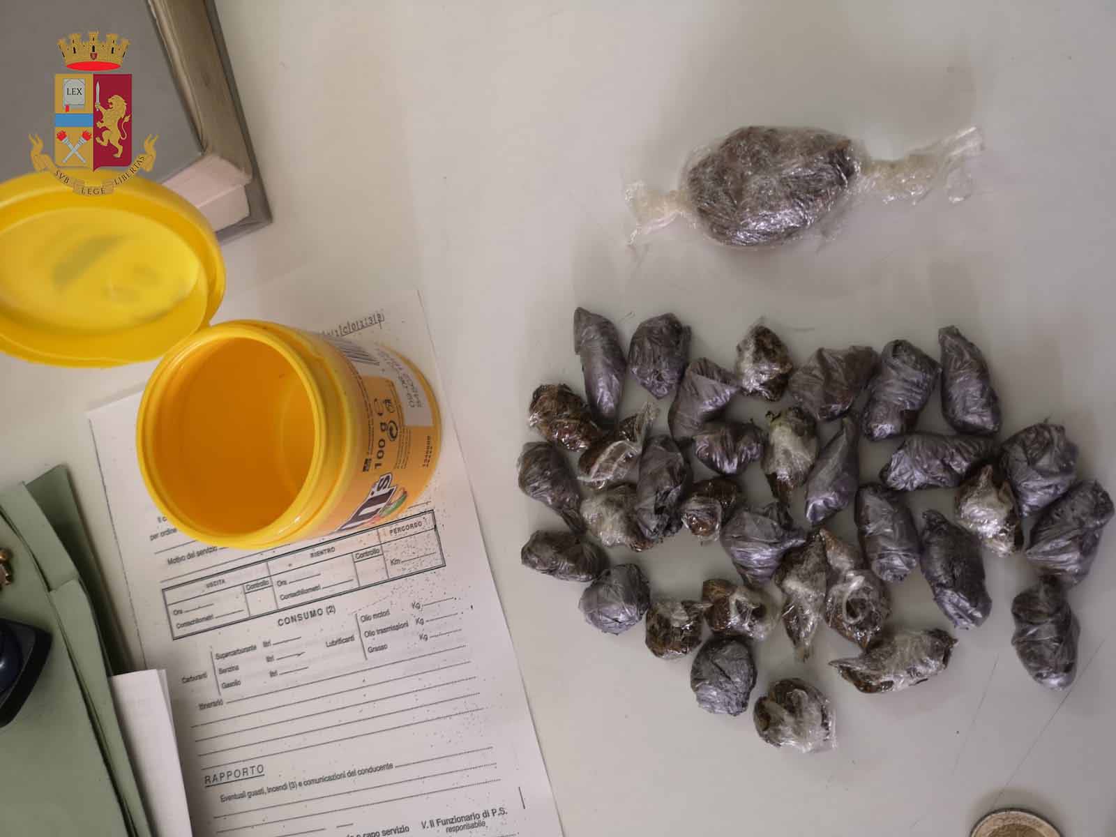 Nascondeva marijuana pronta ad essere smerciata, 17enne arrestato dalla polizia a Milazzo