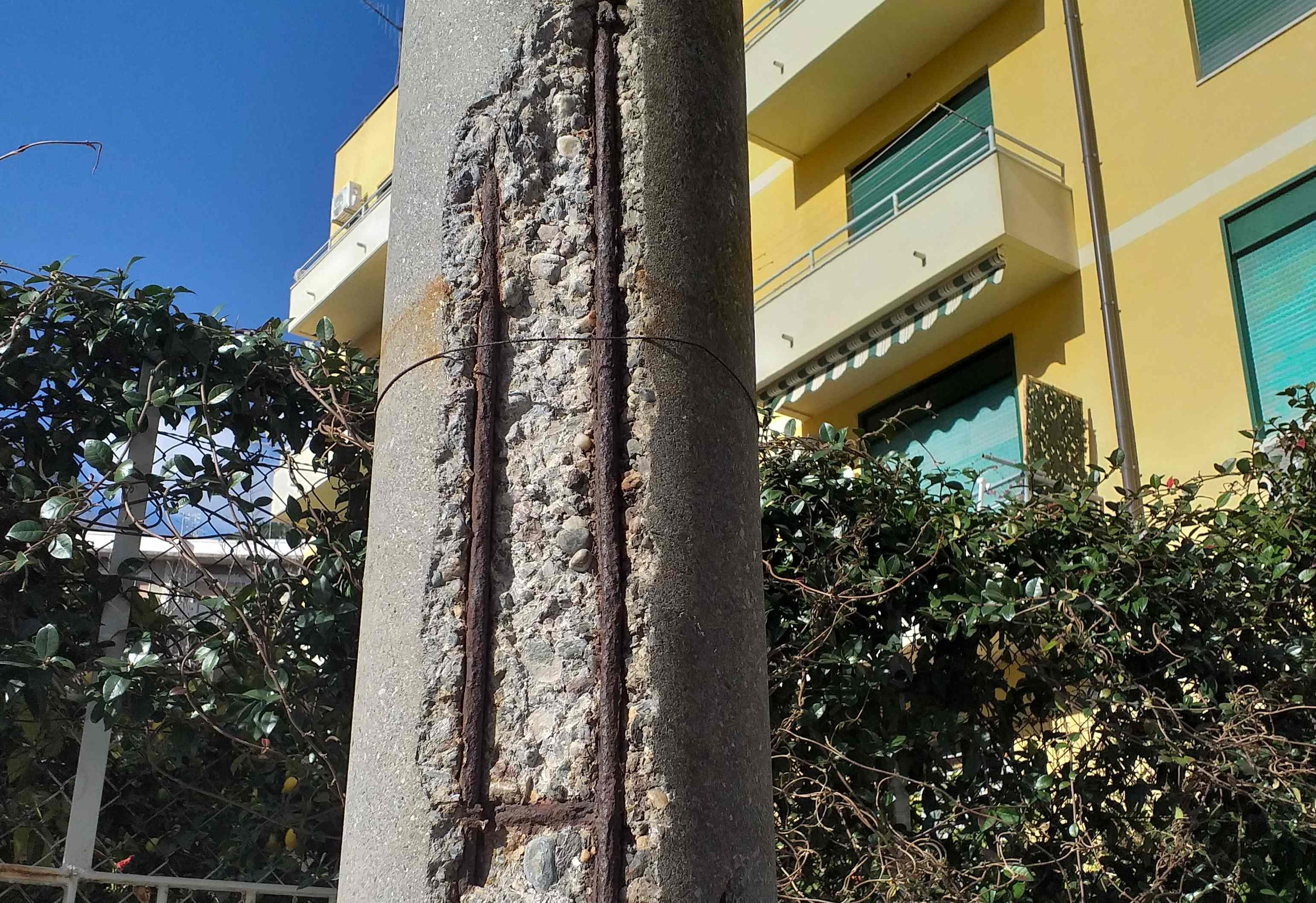 Pali pericolanti a San Licandro, Enel Sole non ha più competenza o responsabilità in merito ai sostegni segnalati