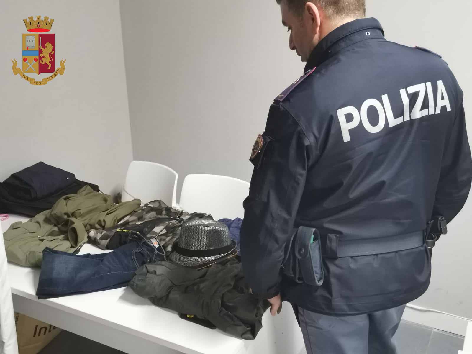 Cerca di fuggire con addosso i vestiti rubati: bengalese finisce in manette