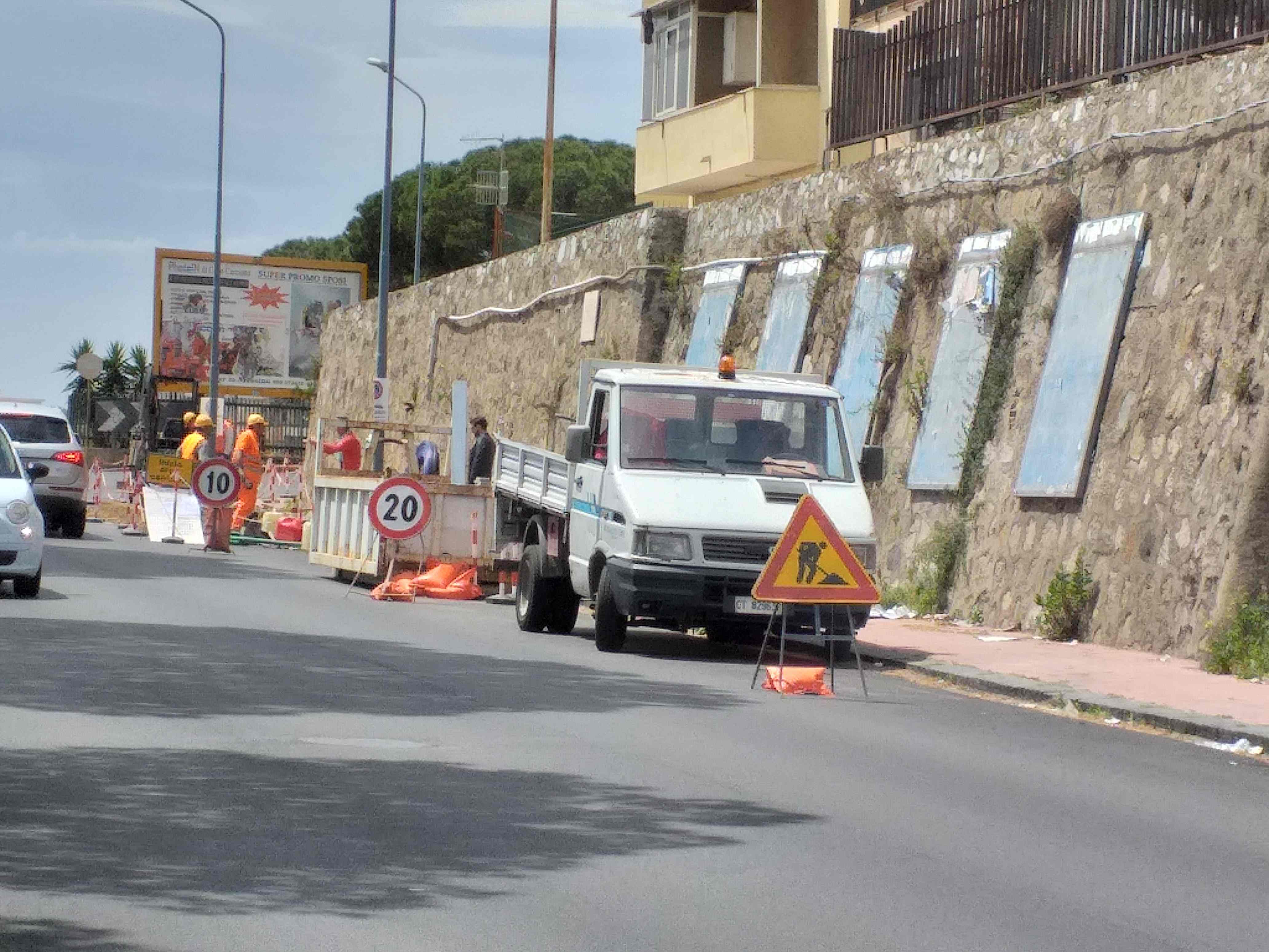 Paradosso sul viale Regina Elena: strada asfaltata e distrutta per la fibra