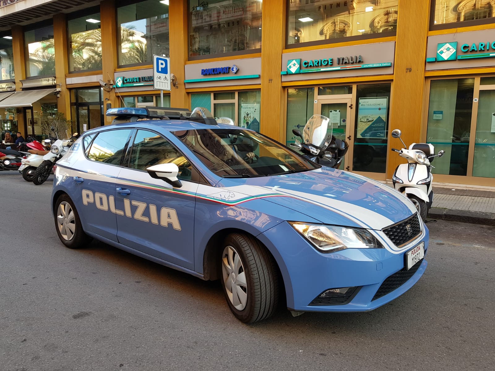 Tentano di rubare portafogli in un negozio: due arresti