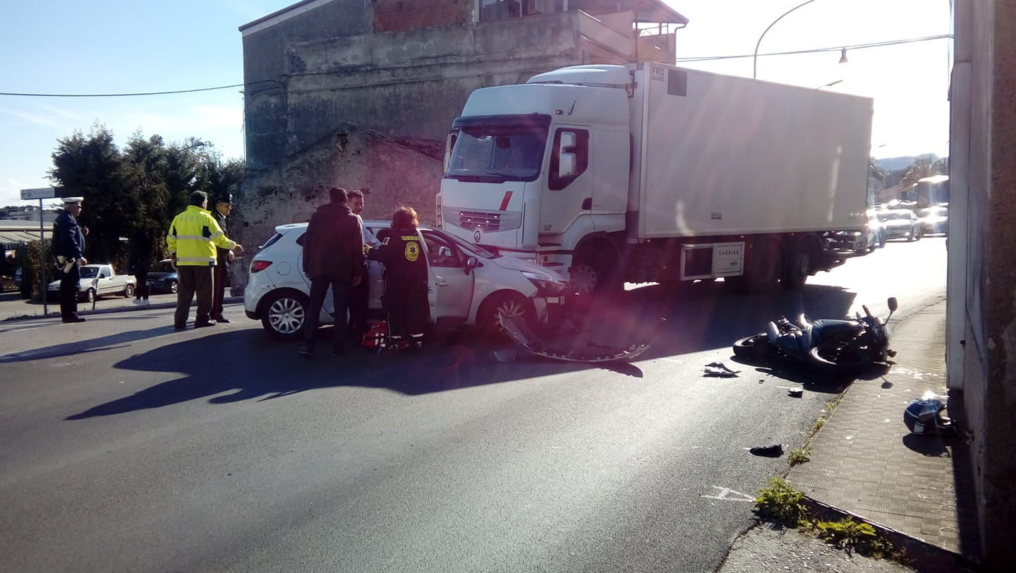 Scontro auto-moto sulla Statale: ferito un motociclista