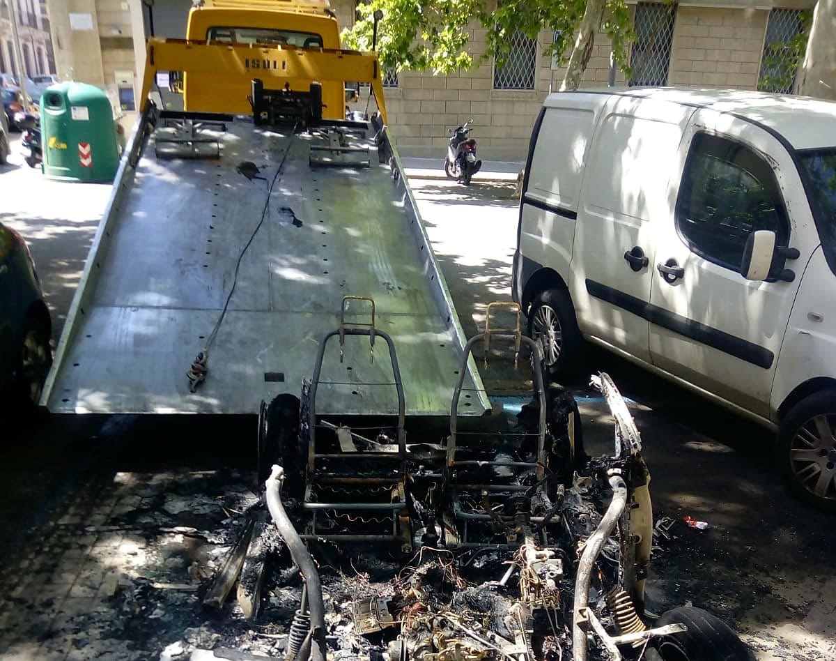 Notte di fuoco in città: incendiario scatenato. Bruciate tre auto e una moto