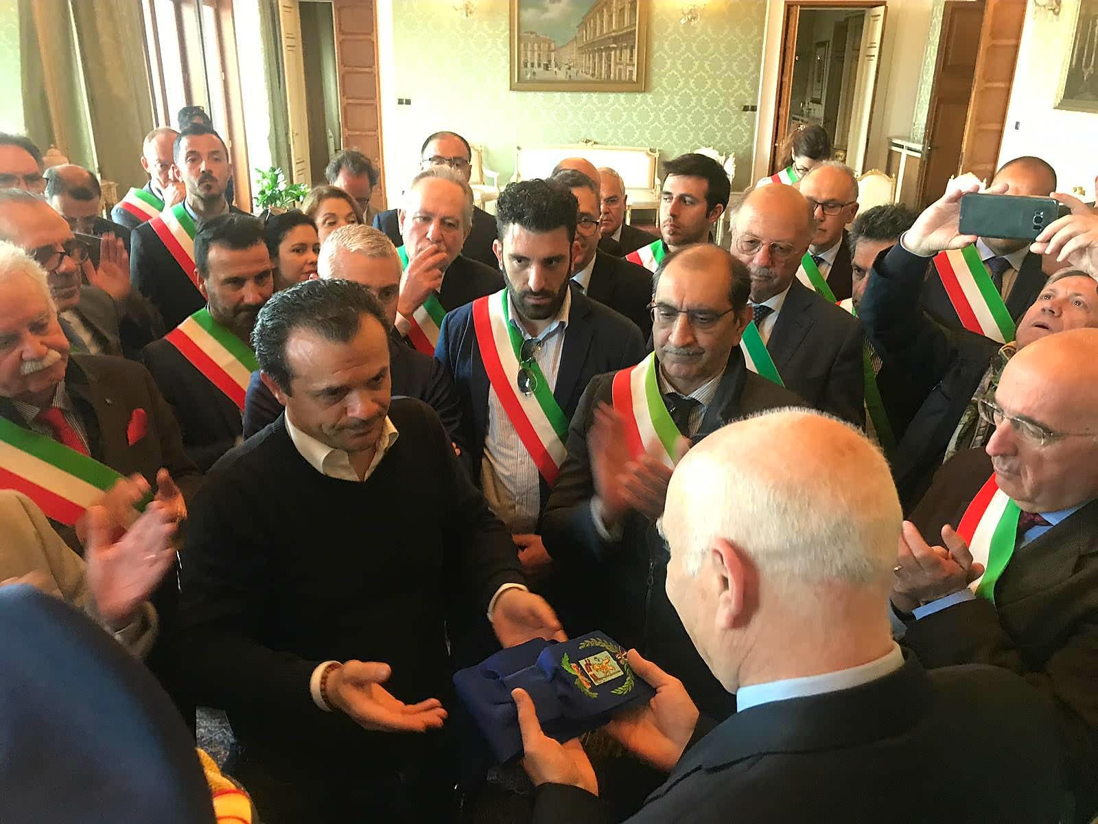 De Luca consegna la fascia di sindaco metropolitano in prefettura