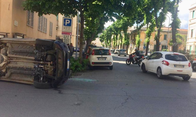 Via Geraci, scontro fra due automobili: miracolosamente illesi gli occupanti