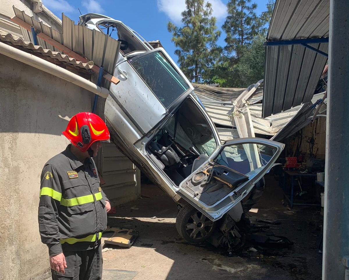 Drammatico incidente, l'auto precipita su un capannone. Due feriti in condizioni gravi