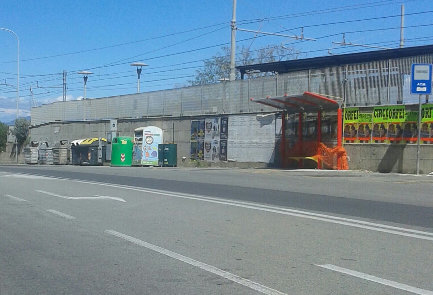 Mili: mix di cassonetti, autovelox e contenitori per raccolta di olio e indumenti accanto alla fermata Atm