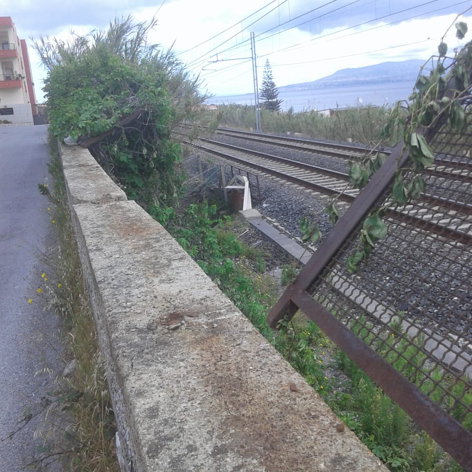 Tremestieri, l'inferriata metallica precipita sulla massicciata