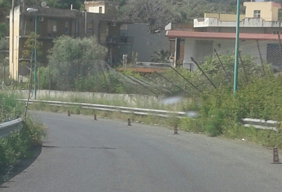 San Filippo, recinzione collassata "restringe" la curva dello svincolo