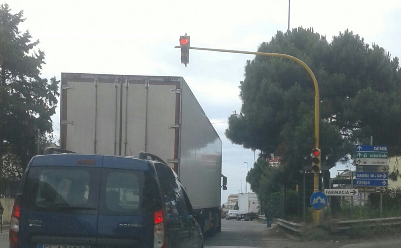 Tremestieri, semaforo riattivato dopo 90 giorni