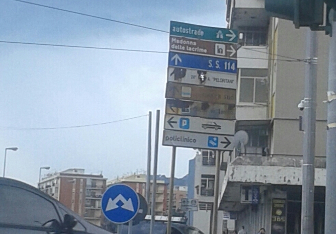 Cartelli "invisibili" sul viale Gazzi, quando la sostituzione?