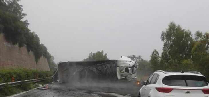 A18: Tir si ribalta a Sant'Alessio