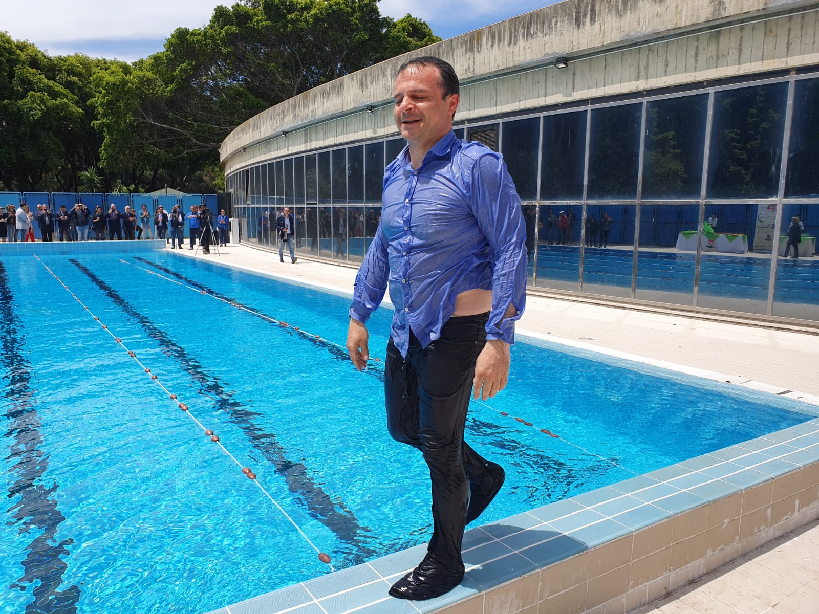 Piscina di Villa Dante, riapertura e show di De Luca