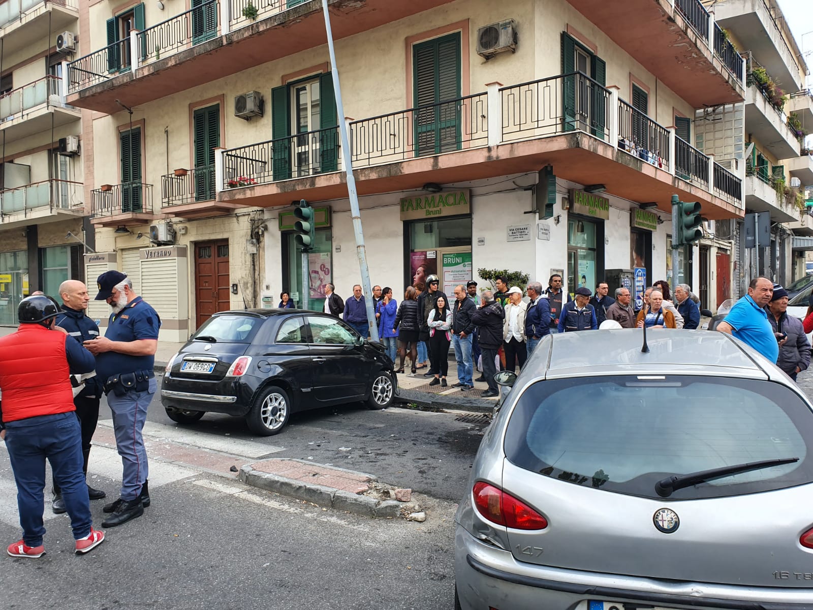 Folle carambola in pieno centro: due feriti