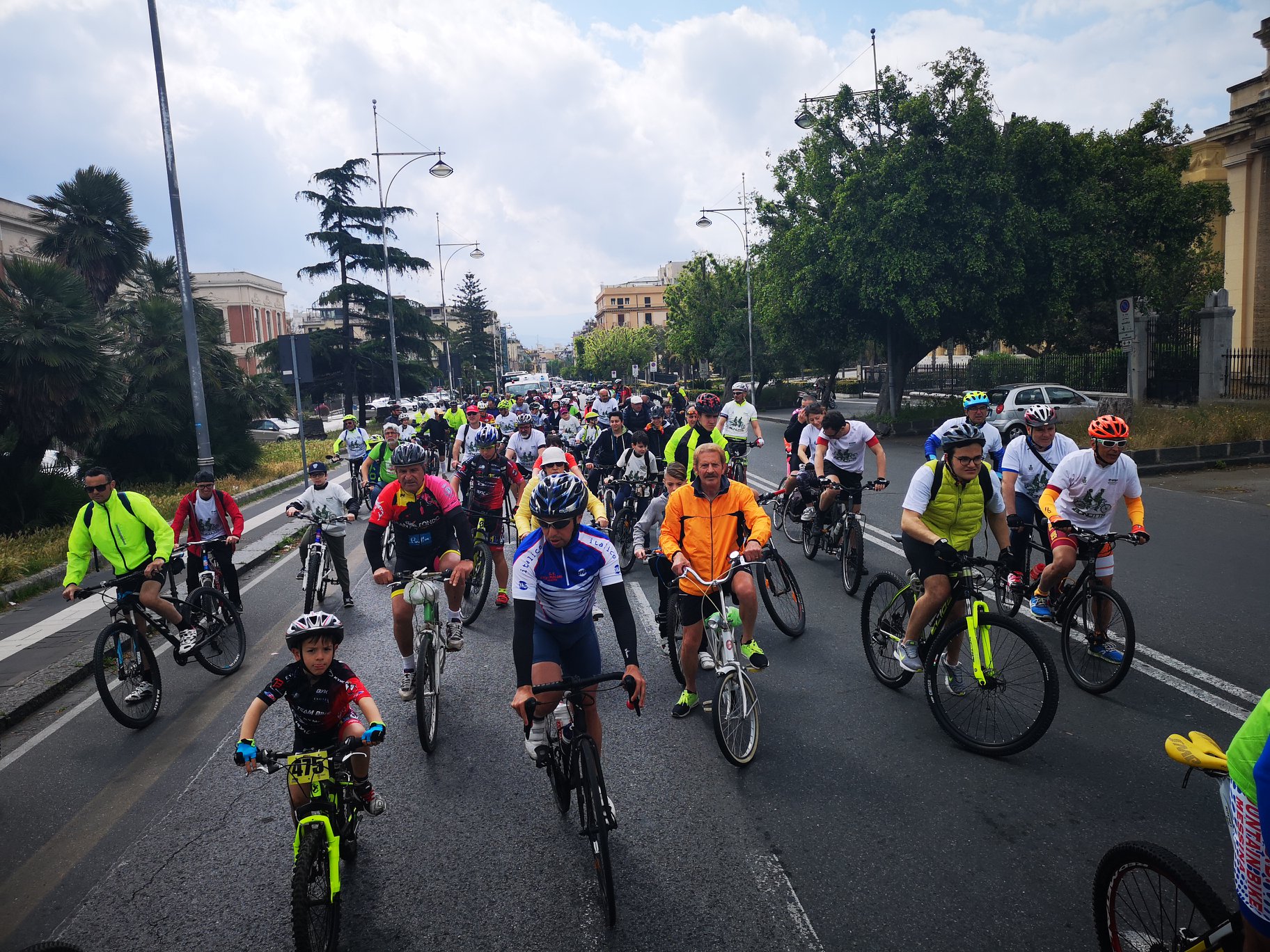 Bicincittà, decine le famiglie in sella a pedalare lungo le vie della città