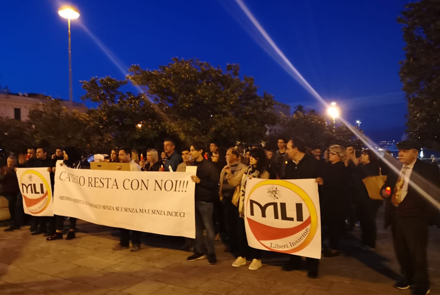 "Cateno resta con noi", deluchiani in piazza per "protestare" contro il sindaco