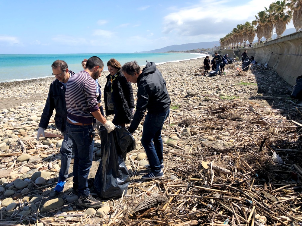 S.Agata di Militello: tutti insieme appassionatamente a pulire la spiaggia