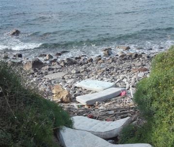 Spiaggia usata come discarica: il triste spettacolo ad Acqualadrone