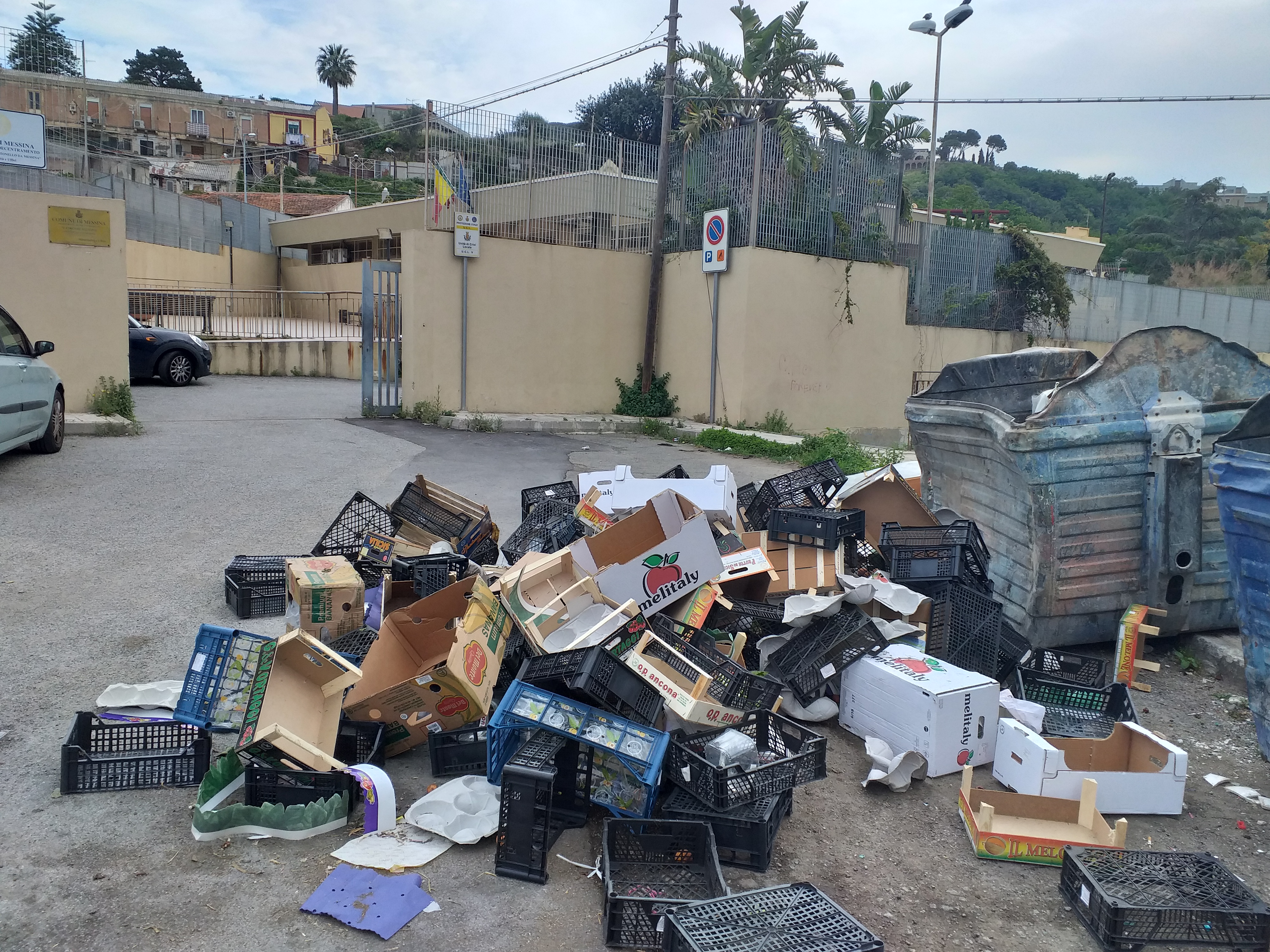 V Circoscrizione, abbandonati rifiuti davanti alla sede