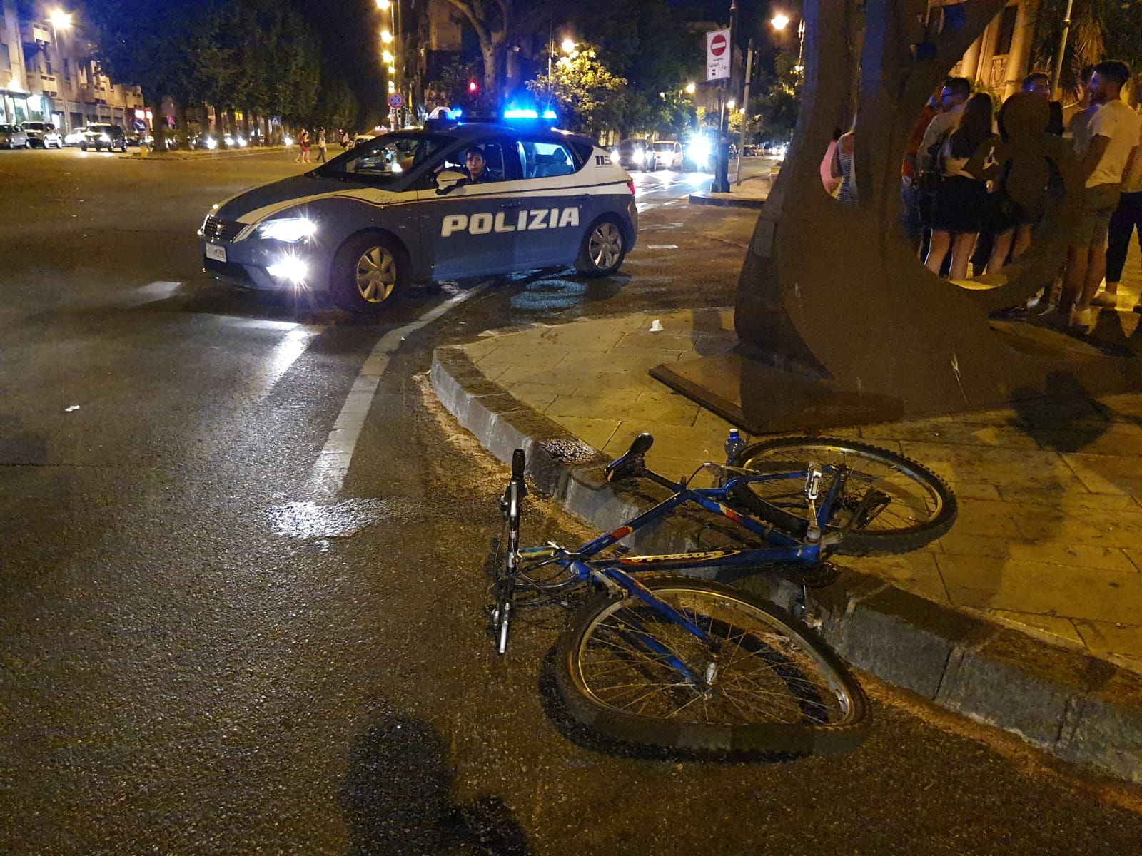 Ciclista investito da auto pirata in via Garibaldi