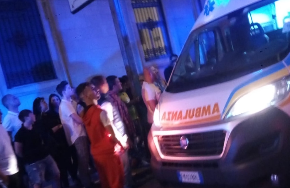 Festa S. Antonio, momenti di paura in prossimità della chiesa, energumeno fermato dai poliziotti