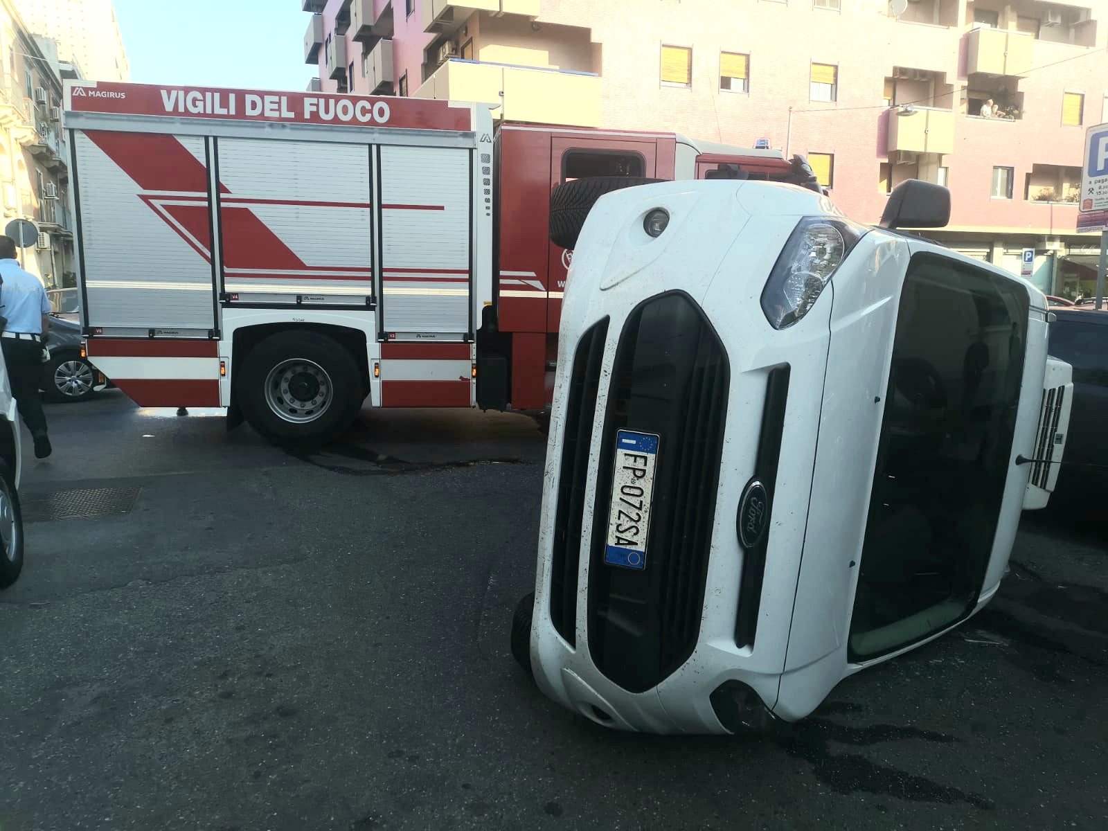 Scontro in pieno centro, si ribalta furgone