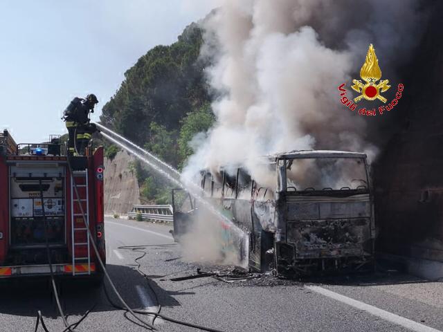 A20: bus prende fuoco, panico fra gli automobilisti