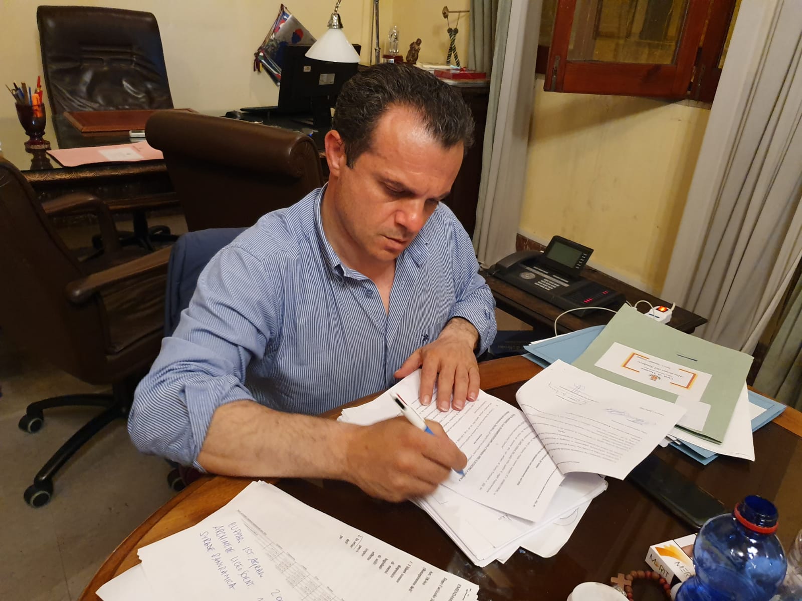 Stilettata Uil a De Luca: "Solo ridicolaggine, niente progetti per lo sviluppo"