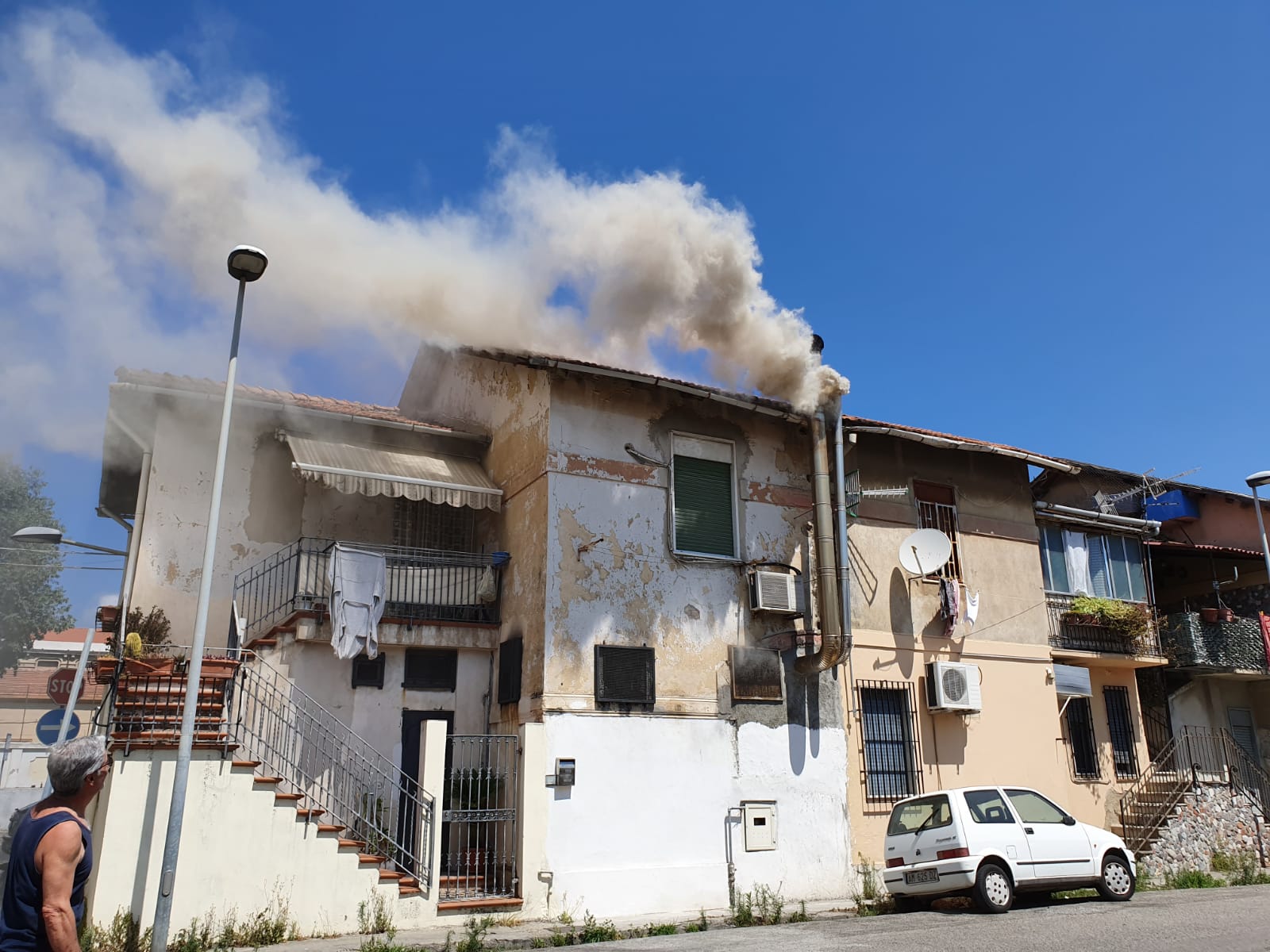 Panico in via La Farina, a fuoco canna fumaria di una polleria