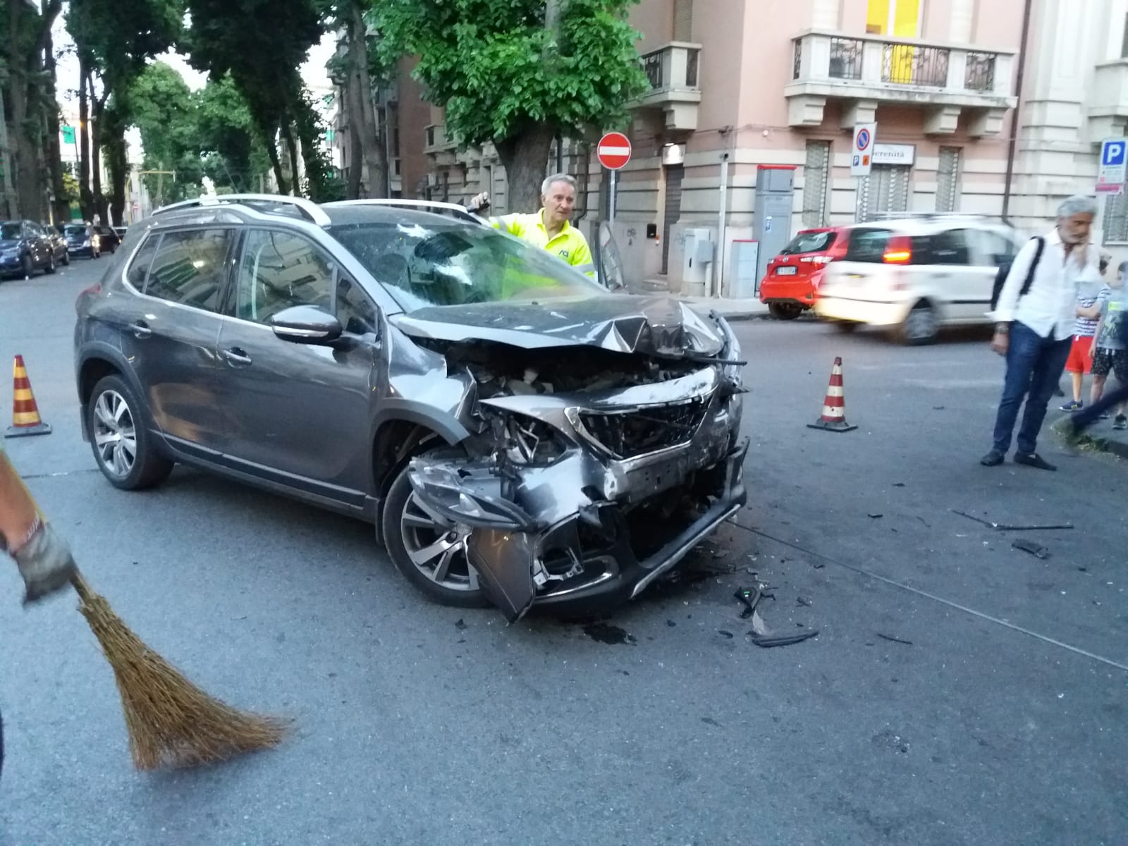 Pauroso scontro in pieno centro: ferita una donna