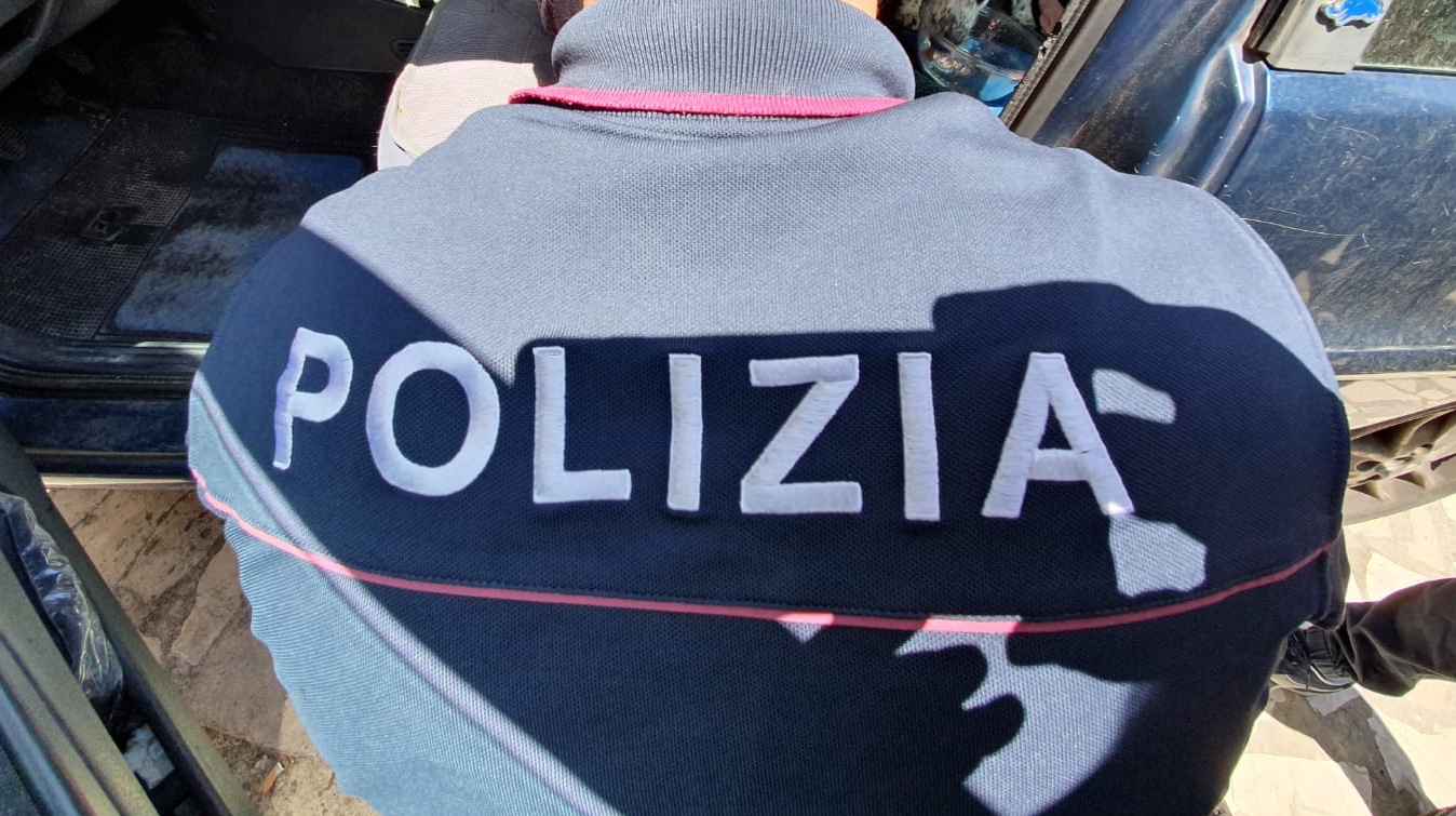Segregava moglie e figli in casa: arrestato dagli agenti
