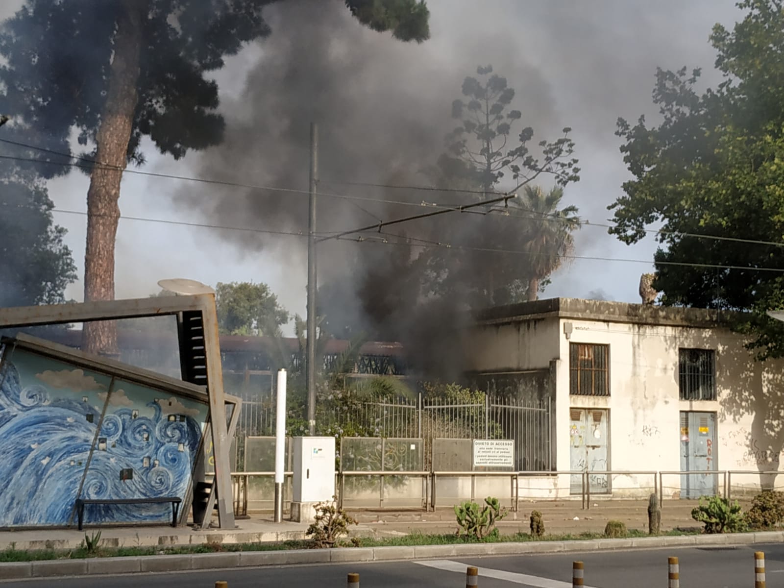 Incendio alla Cittadella fieristica, danneggiato un capannone