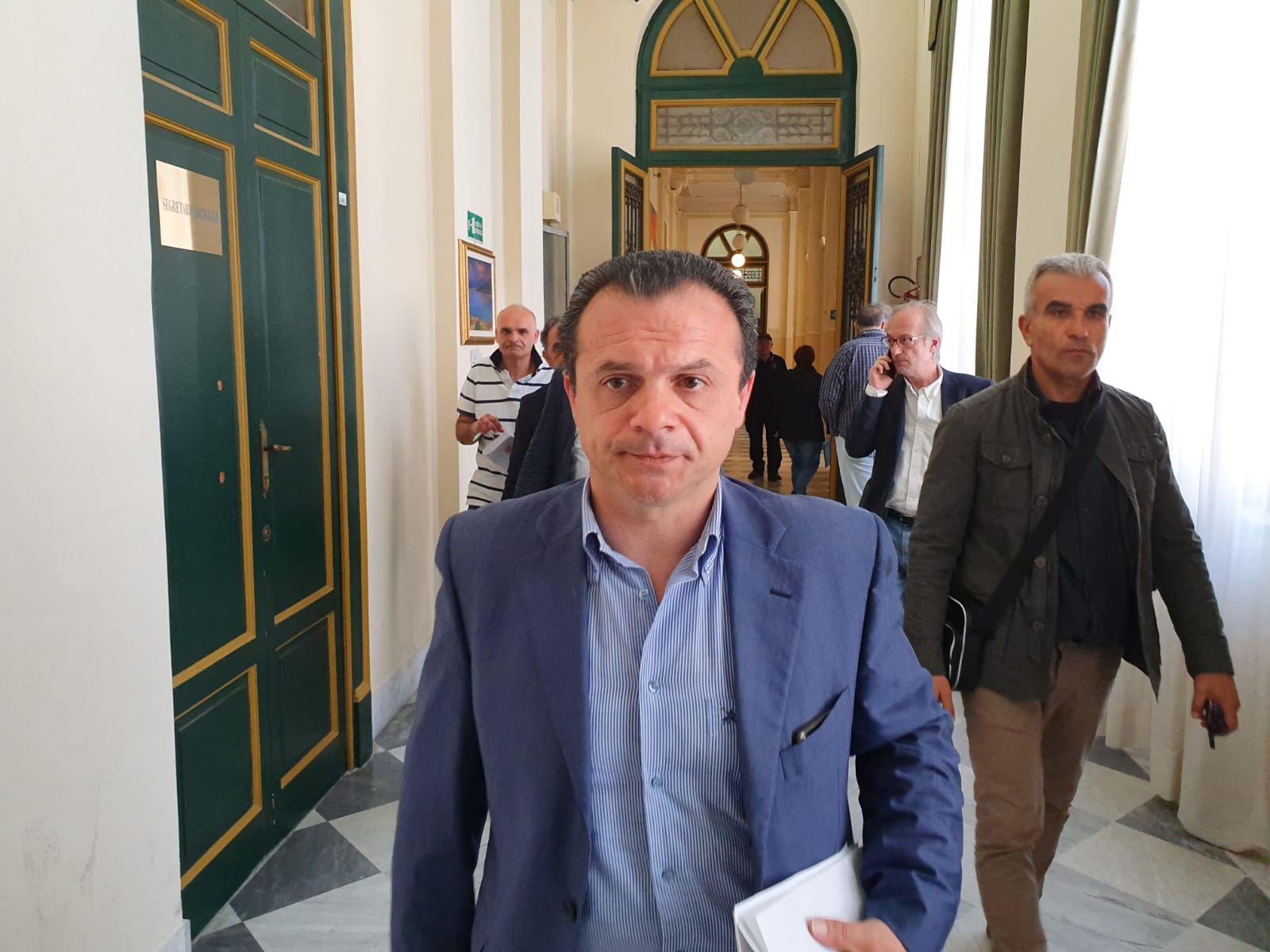 Maxi indennità per i dirigenti comunali: De Luca scopre fondo gonfiato del 150%