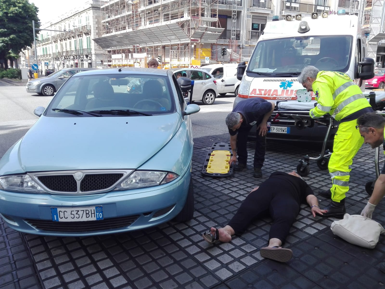 Incidente, centrato pedone in via Garibaldi: femore rotto per una 53enne