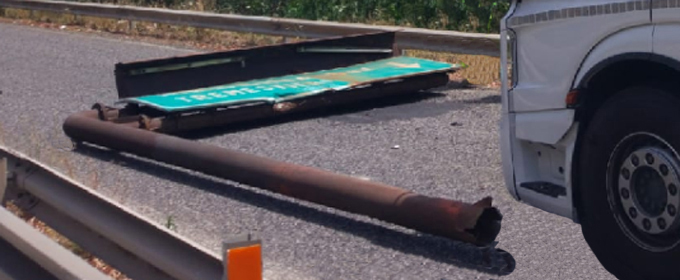 Messina Sud, cartello autostradale cade e sfiora camion
