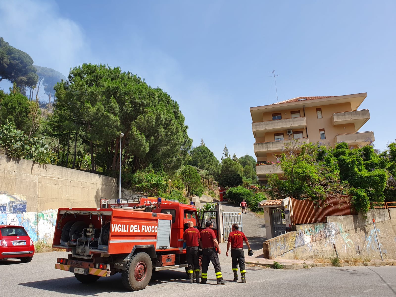 Vasto incendio lambisce condominio all'Annunziata