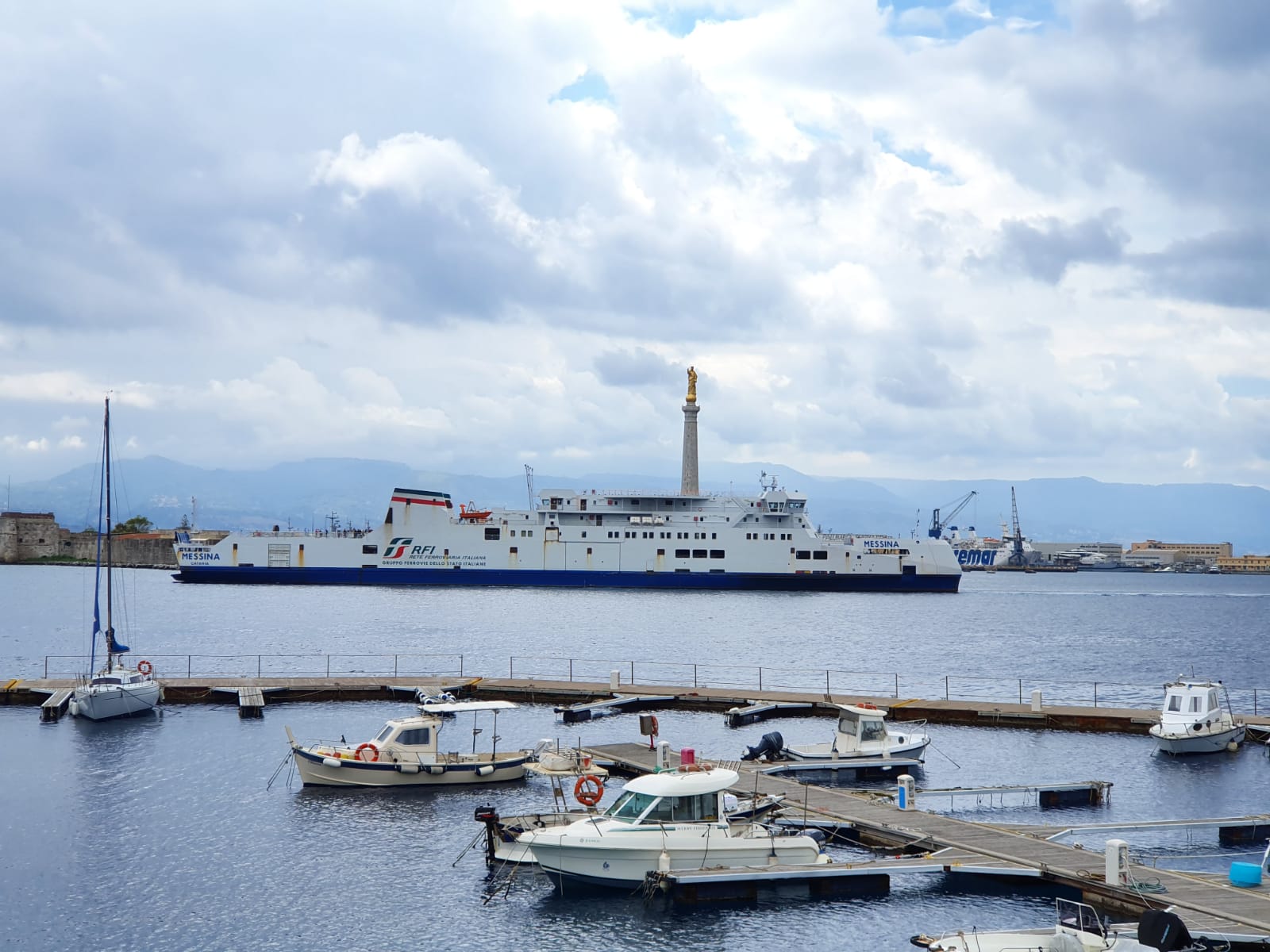 Cadavere in mare, identità ancora sconosciuta