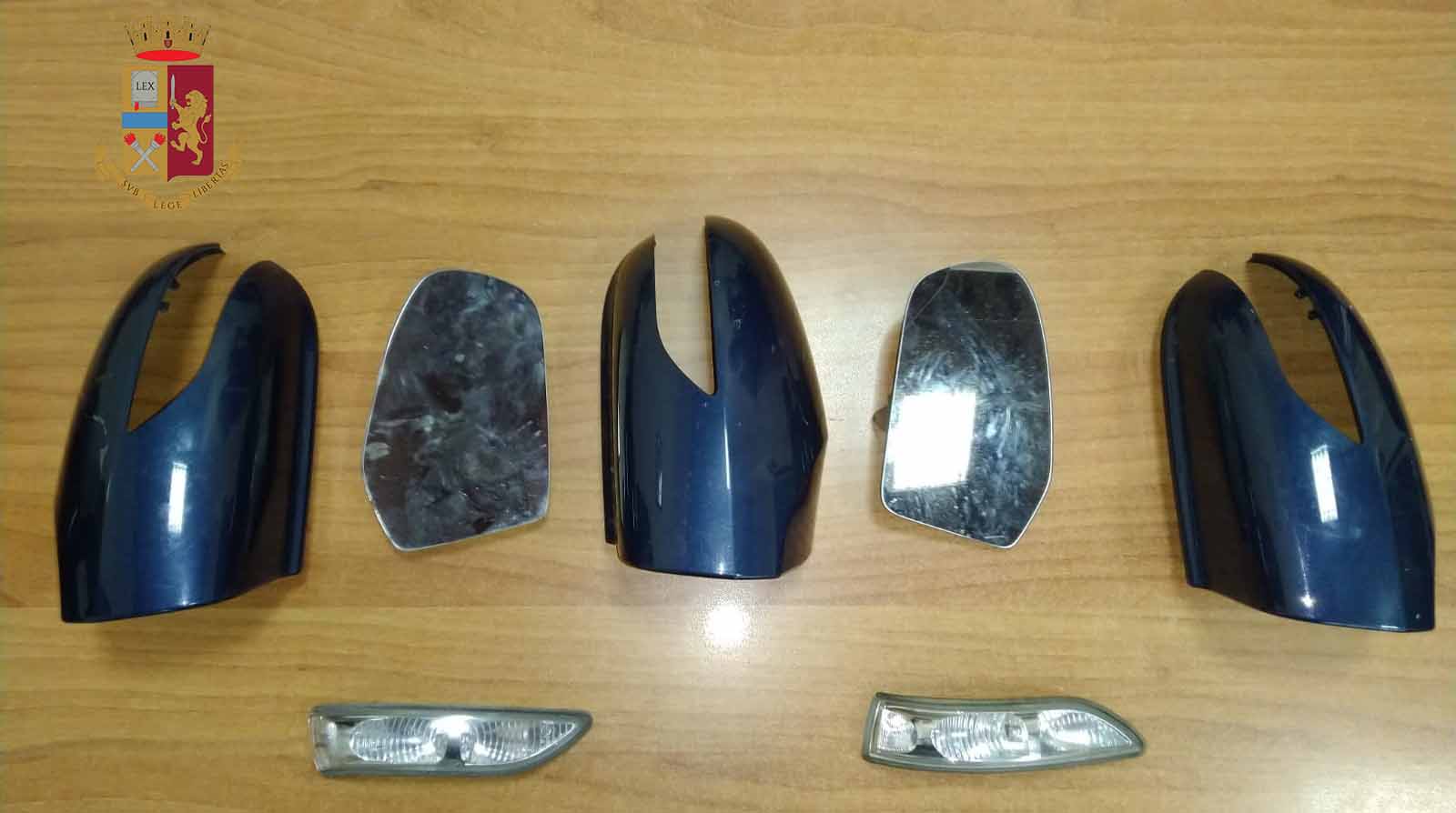 Rubano degli specchietti da un'auto: arrestati due messinesi