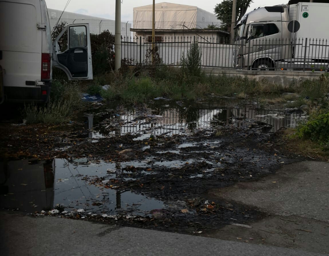 Fogna a cielo aperto nei pressi dell'imbarcadero privato