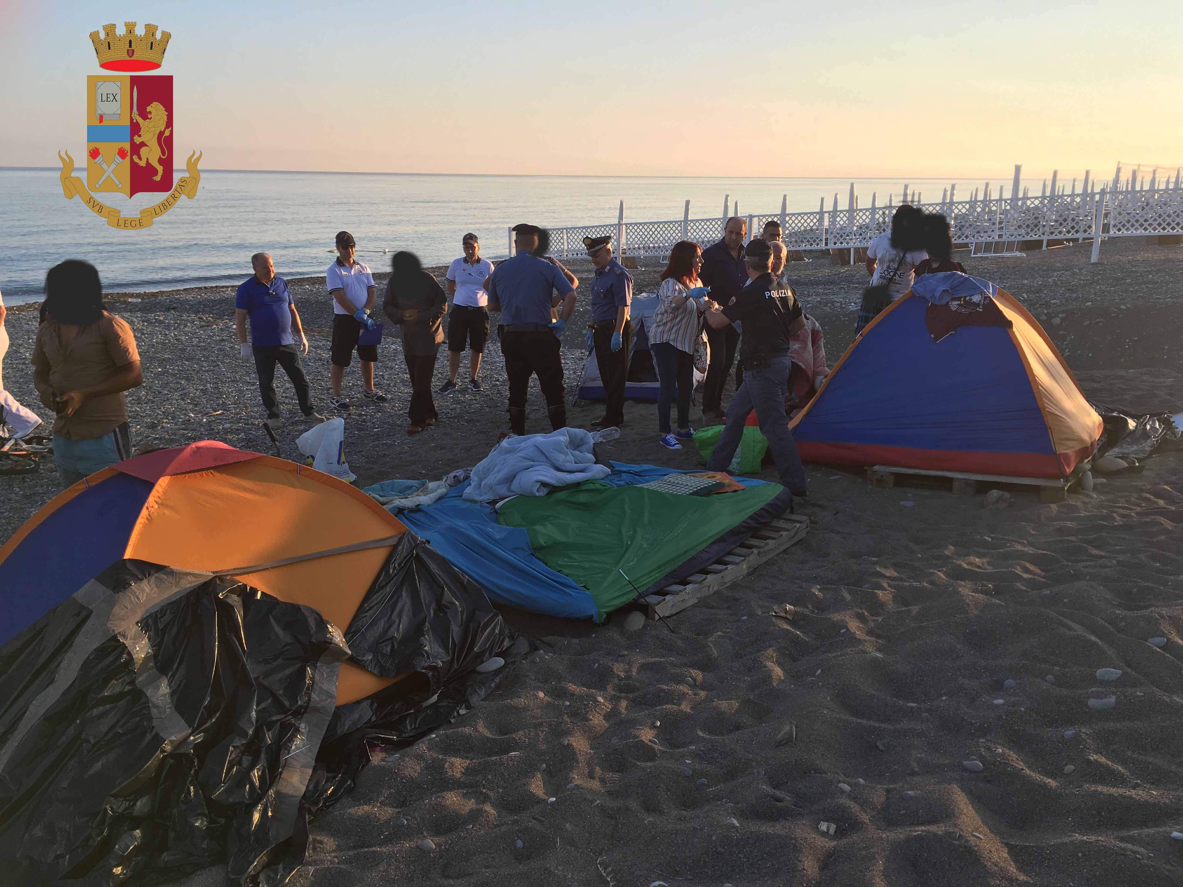 Poliziotti e carabinieri sgomberano dalla spiaggia accampamento nomadi