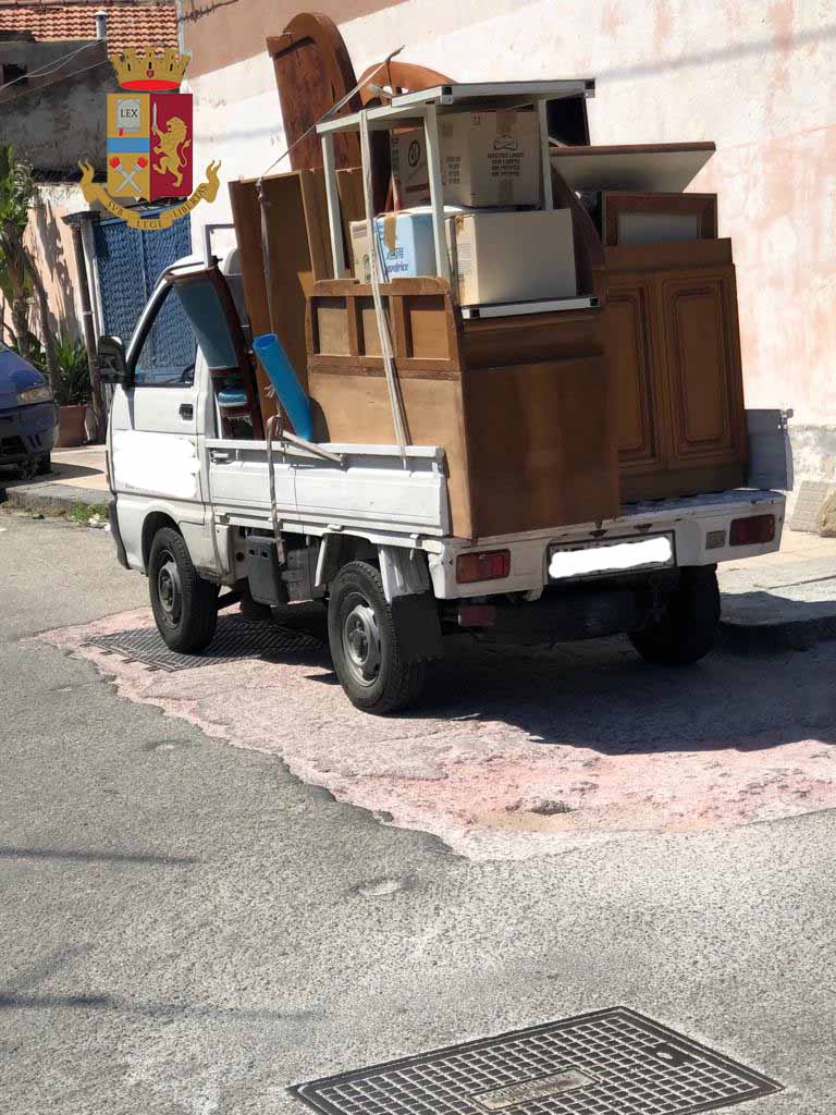 Prima occupano una casa e poi tentano di sottrarne i mobili: denunciate tre persone
