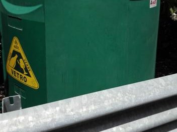 Biancuzzo: "Campana per il vetro inaccessibile per la presenza di un guardrail"