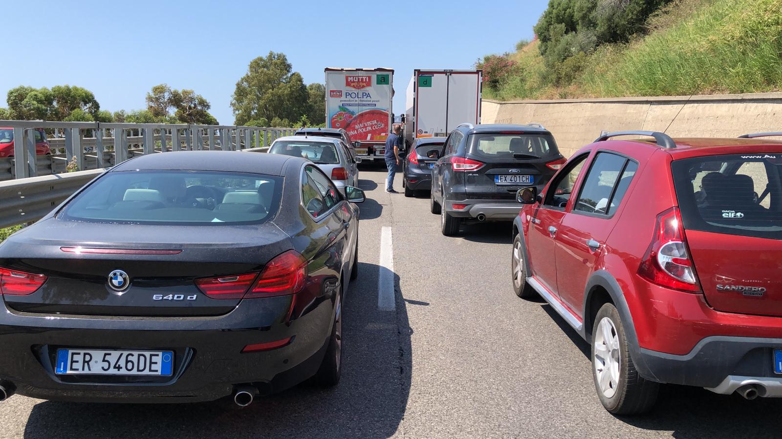A18, camion perde olio e manda il traffico in tilt