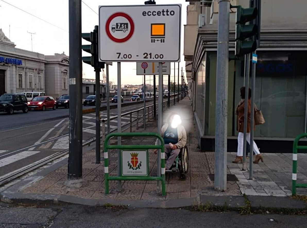 Disabile in carrozzina "ostaggio" di un cartello del Comune