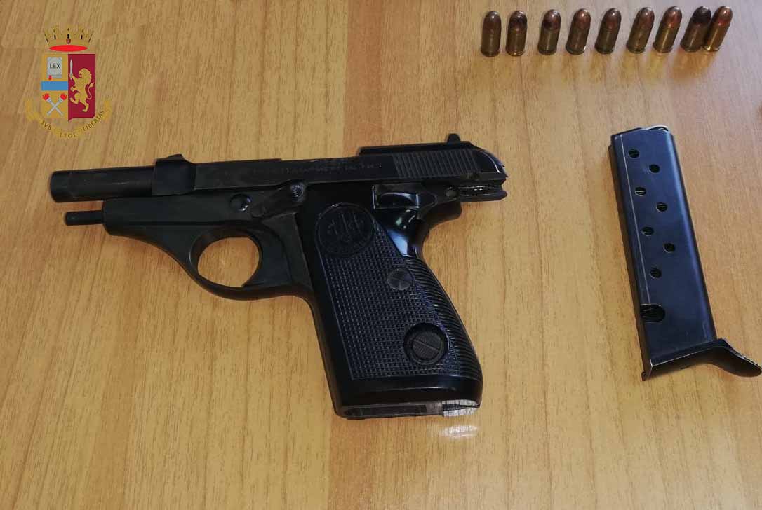 Minacciava i vicini con una pistola: arrestata 43enne