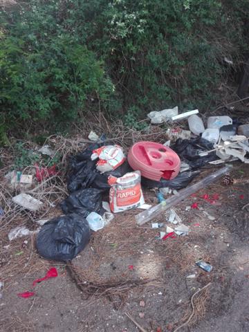 Rifiuti abbandonati lungo la strada, Biancuzzo contatta l'amministrazione