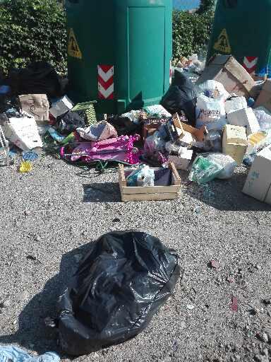 Rifiuti abbandonati lungo la Ss 113: il triste spettacolo per i villeggianti