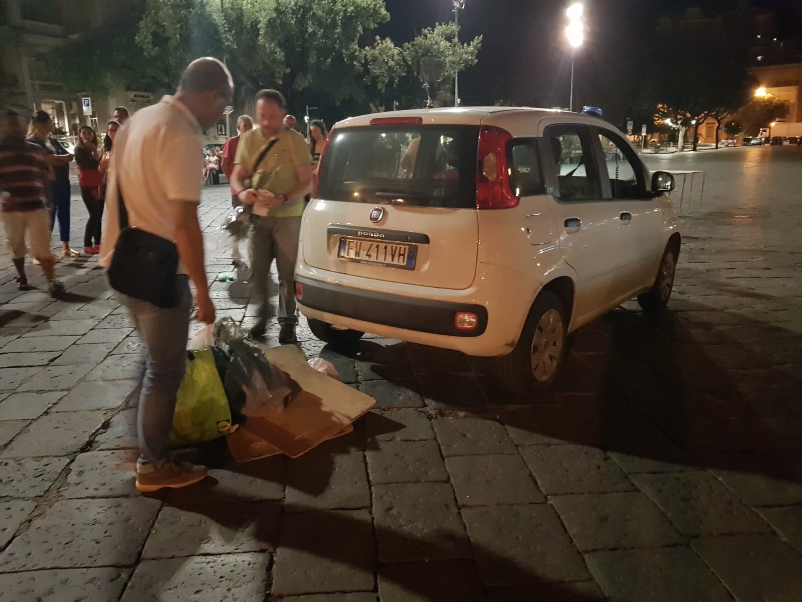 Tolleranza zero del sindaco De Luca, blitz contro ambulanti abusivi a piazza Duomo